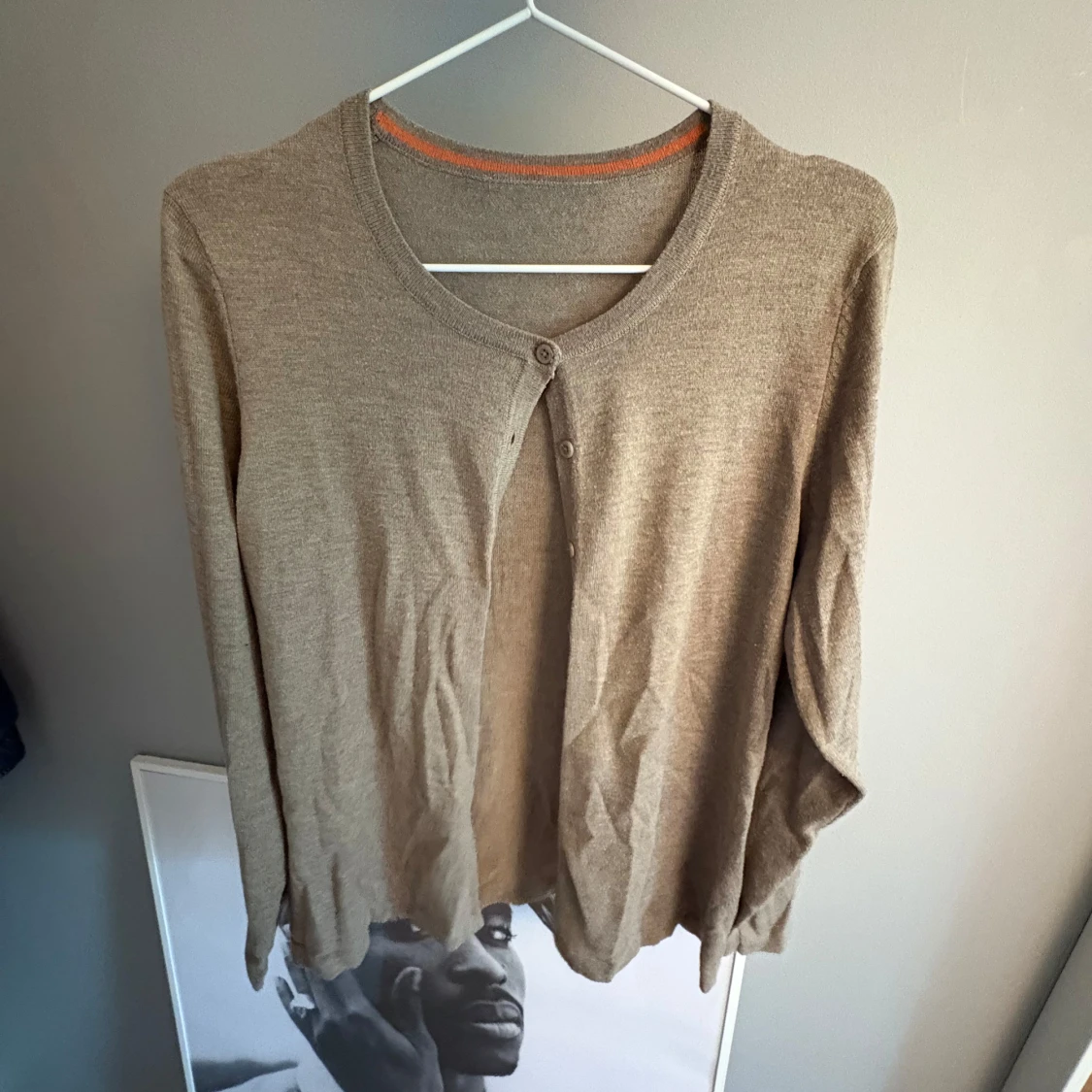 Beige kofta med rund hals