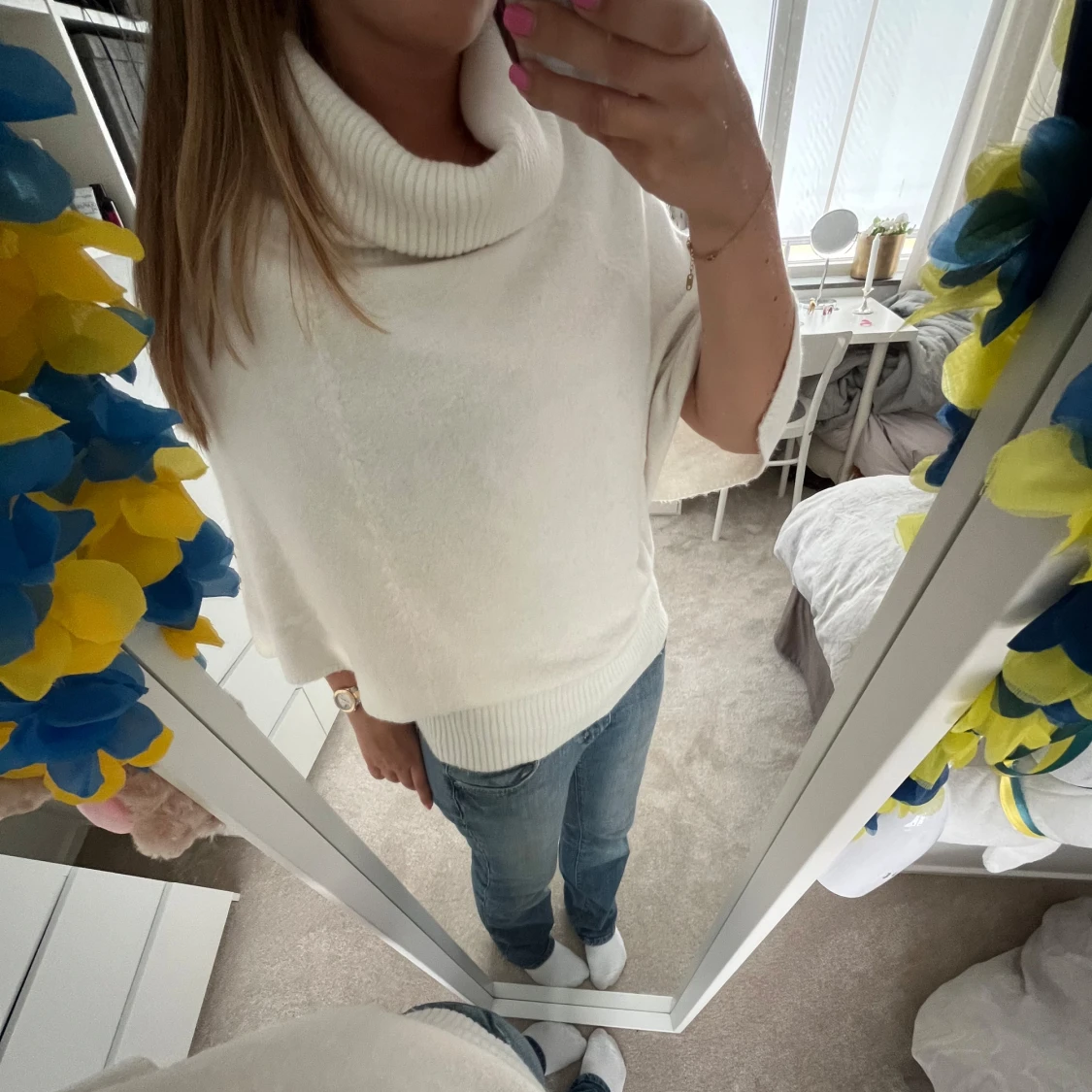 Vit stickad polotröja med vida ärmar