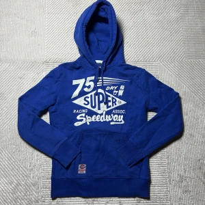 Superdry hoodie | S - Blå Superdry hoodie | mycket bra skick och har inga defekter | frågor? Hör då av dig! | ⚜️