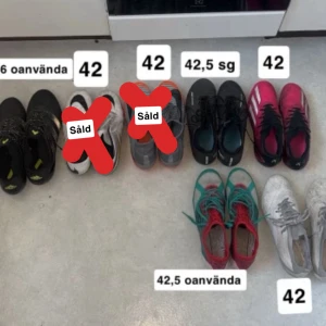 fotbollsskor av olika märken och i olika färger och storlekar - Säljer flera par fotbollsskor i olika färger och storlekar. vita skor i storlek 42, . Perfekta för fotbollsträning eller match. 2500kr för alla men kan sälja skorna för styck pris också om ni hör av er privat om ni har frågor om storlek eller vad som helst så är de bara att kontakta