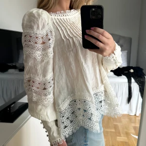 Vit spetsblus & other stories - Så himla fin blus från & other stories!! Använd en gång, ny pris 1590kr 🤍