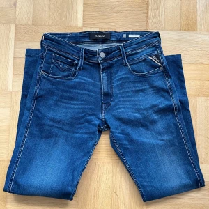 Replay Anbass Jeans - Ett sjukt fint par replay jeans i modellen anbass. Storlek är 31/32 och jeansen har inga defekter alls. Vid frågor hör av dig! 