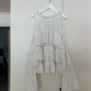 Volang blus - Jättefin vit blus med volangdetaljer🌸 Perfekt nu till sommaren. Lägger mest ut för att kolla intresset på den💗