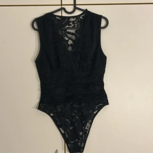 Body - Spets body ifrån shein, aldrig använd! Tre knappar 