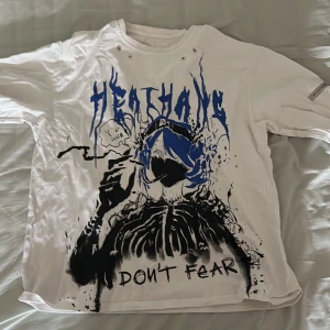 Heathans Design - Anime Smoking Longsleeve (XXL) - Ej använt då den var för liten. Retailerköpt, så den säljes därför billigt av mig. Anime design med typ edgy/emo elements.