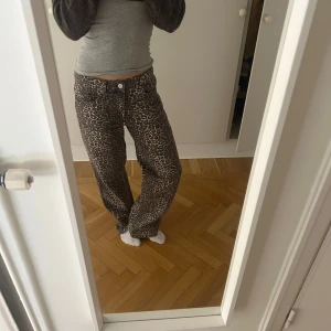 Leopardmönstrade jeansbyxor från Pull&Bear - Säljer ett par snygga leopardmönstrade jeansbyxor från Pull&Bear. Byxorna har normal passform, raka ben och oversized fit