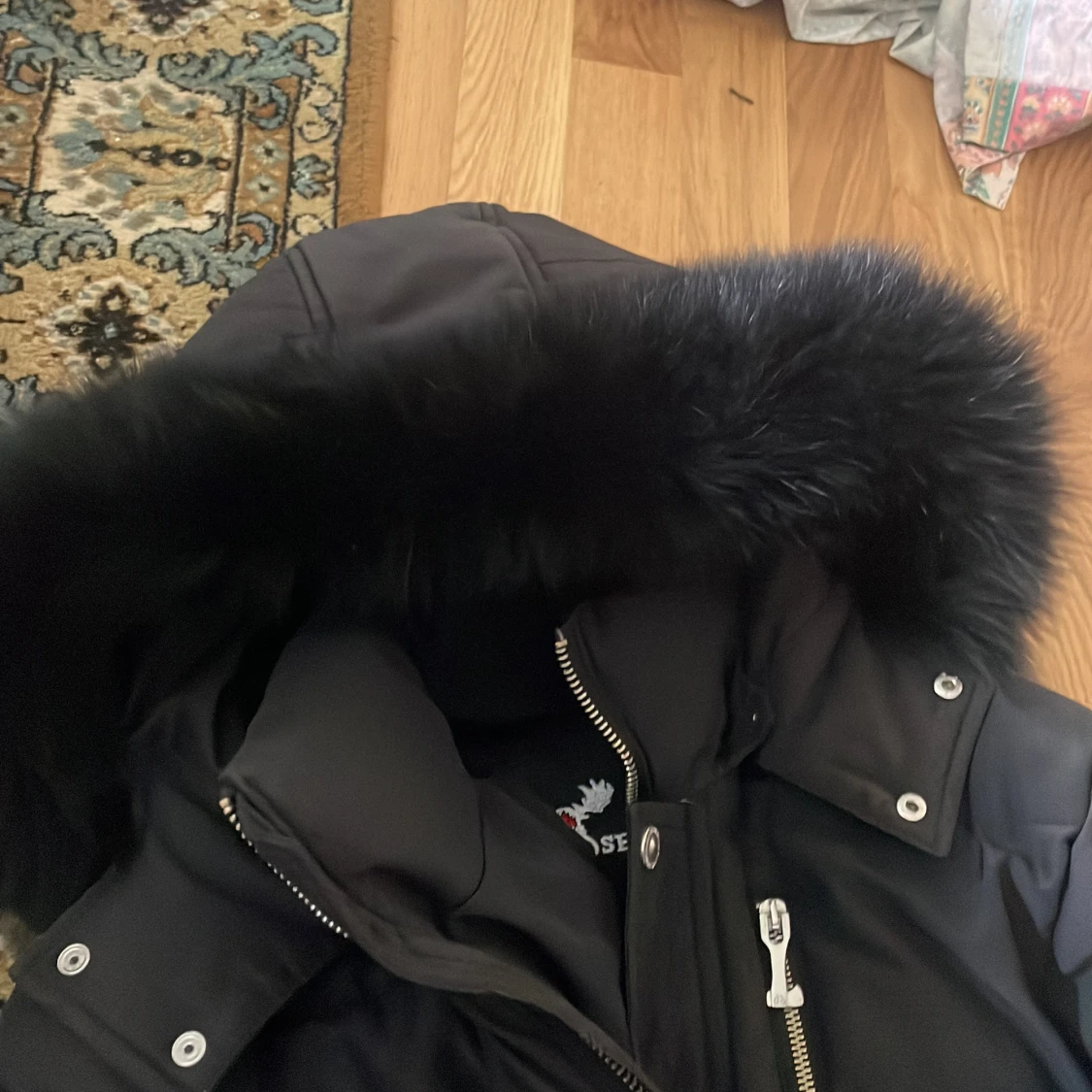 Svart dunjacka med pälskant från Moose Knuckles - 1