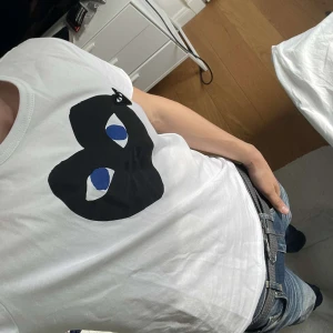 CDG T-Shirt - Fet t-shirt från Comme des Garcons med svart hjärta med blåa detaljer som ögon😍. Snygg och går att matcha med allt💯. I princip nyskick. Hör av dig om du har funderingar!