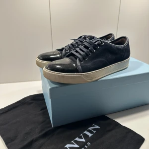 Lanvin skor - Säljer nu dessa Lanvin skor i den populäraste färgen Mörkblå! Skorna är i toppskick, endast lite smutsiga som ses på bilderna men som blir 9,5/10 efter en lätt tvätt men inga fysiska skador! Uk 9 som är 43 men passar lite olika beroende från person till person. Kommer med allt og! Skriv vid det minsta lilla bekymmer 🙏💬