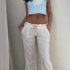 Roxy linnebyxor - Säljer mina super fina Roxy linnebyxor använd ett par gånger. Dom är väldigt fina och passar perfekt till allting!