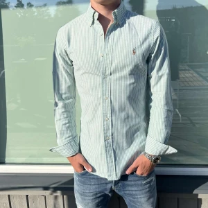 Ralph Lauren Skjorta  - Vi säljer nu denna Ralph Lauren Skjortan i storleken S, den är i nyskick! Modellen på bilden är ca 182cm. Skriv vid frågor och funderingar!