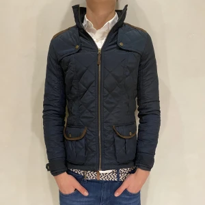 Jacka Atmosphere  - Hej! Säljer nu min jacka från Atmosphere i storlek S/XS, fint skick. Tveka inte på att höra av dig om du har frågor eller funderingar kring varan!