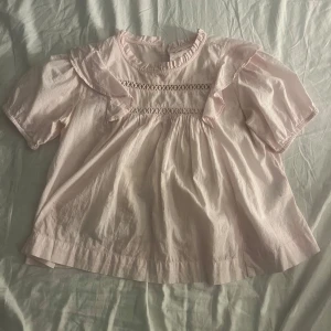 Ljusrosa blus - Super söt ljusrosa tröja i storlek 158/164 men passar som xs. Tröjan är i helt nytt skick.