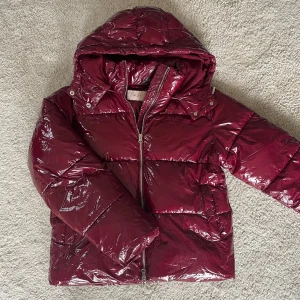 Nelly vinterjacka - Super cool röd vinterjacka ifrån Nelly by Nelly i strl S. Knappt använd🤍