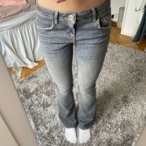 Jeans från BDG Urban Outfitters - Säljer nu dessa jeans från BDG Urban Outfitters med en lite rosa nyans. Aldrig använda, nypris 819kr🩷🌸TVEKA INTE OM FRÅGOR💗💗
