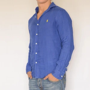 Ralph Lauren linneskjorta  - RALPH LAUREN LINNESKJORTA  Storlek : S  Passform : Normal  Användning : Skjortan är i fint skick utan tydliga defekter  Nypris : Cirka 2200 SEK  Modellen på bilden är 182CM och väger 80KG