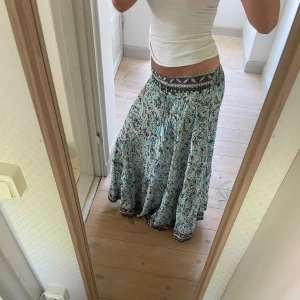 Lång kjol - Super snygg lång kjol som jag inte vet vart den är ifrån för köpte i Spanien. Storlek xs till M för man kan knyta i midjan jag är 170 lång!
