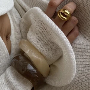 Bred beige armband bangle - Stilrent och chunky armband i beige resin med marmorerad effekt. Armbandet har en bred, rundad form. I perfekt skick med lappen kvar🩷🌸Köpt för 250 kr