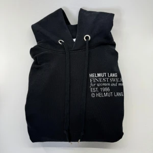Helmut Lang hoodie - Säljer en Helmut Lang hoodie i storlek S men passar M. Skick 10/10 och är som ny. Nypris är 5000kr! Mitt pris:1399kr! Kan ta emot byten. Kontakta gärna vid frågor🙌😄
