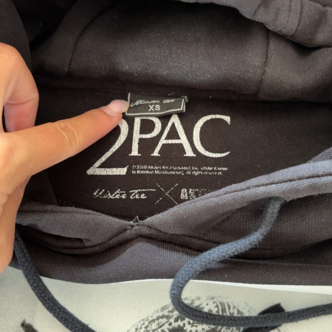 Svart hoodie med Tupac-tryck - 1