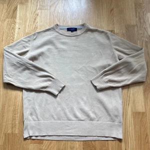 Beige stickad tröja från Burberry - Burberry tröja som passar både S och M perfekt! Priset går att diskutera! 