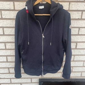  Moncler Tröja - Svart tröja från Märket Moncler⚫️ Tröjan är i storlek S köpt begagnat men innan det köpt på Nk i Stockholm enligt honom🤩 Nypris på en så här runt 6 tusen vårt pris 1599 pga inget äkthetsbevis tyvärr..💸 hör av er vid frågor> 