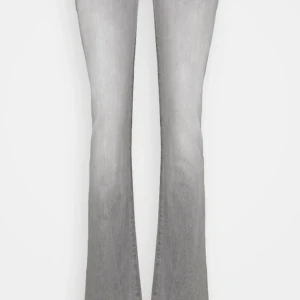 Grå bootcut jeans, LTB Valarie  - Säljer ett par grå bootcut jeans med snygg tvätt. Byxorna har klassisk femficksdesign och normal passform upptill som går ut i ett bootcut nertill. Perfekta att styla med sneakers eller boots.