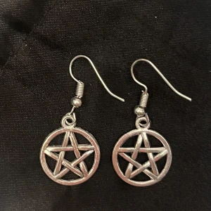 Pentagram örhängen silver imitation  - Fina örhängen i form av pentagram. Ca 1,6 cm i diameter. 