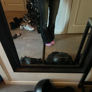 Svarta bootcut jeans - Säljer ett par svarta bootcut jeans med lätt tvättade detaljer. Jeansen har klassisk femficksdesign, knapp och dragkedja framtill. Snygg passform med utsvängda ben och lowwaist. Perfekta till sneakers eller boots. Bra skick förutom lite slitage längst ned se bild. Går helavägen ens på mig är 174cm