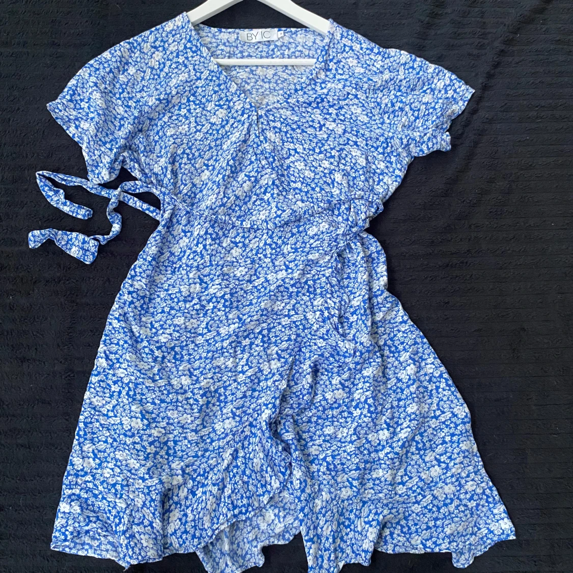 Blåvit blommig omlottklänning