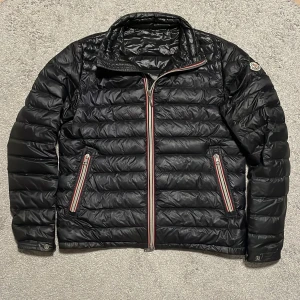 Moncler Daniel Jacket - Tja! Säljer nu min riktigt feta Moncler Daniel Jacket i storlek 4 i färgen svart, den är självklart äkta, den är i fint skick de ända deffekterna på jackan är dem på bild 5, deffekterna ser man knappt och tänker inte på de, passar folk mellan 175-185cm, perfekt till lite kyligare sommarkvällar och passar perfekt till hösten också, skriv om ni har några frågor eller funderingar om jackan🙌🙌 