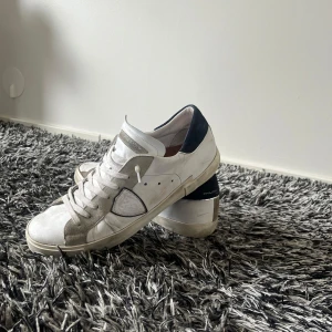 Philippe Model skor - Tja säljer mina Philippe modell skor, skorna har använts en del men har mycket kvar att ge, enda defekten på skon är att sömnen på höger skon gått upp lite och även att sulorna inte finns. Förutom det är de i ett otroligt fint skick och bra att använda! Buda gärna kan tänka mig gå ner snabbt vid en snabb affär!  