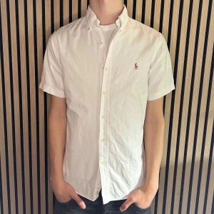 Ralph Lauren kortärmad skjorta vit  - Vit kortärmad Ralph Lauren skjorta. Skick 8,5/10. Hör gärna av dig vid minsta fundering😊 Och besök gärna min profil för liknande:) 