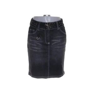 Svart jeanskjol med bälte från Apart - Cool svart jeanskjol från Apart med markerade vita sömmar och snyggt bälte med nitar i midjan. Kjolen har fickor fram och bak samt en liten metallring som detalj framtill. Perfekt för dig som gillar en edgy stil.