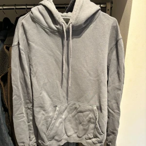 Hm hoodie - Blåa hoodie från hm, säljer då den aldrig kommer till användning. Fint skick och i storlek M 