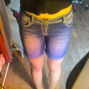 Jeansshorts  - Hittar inga defekter förutom en litet stygn, se bild. Stl 34/xs men passar S Midja ca 36cm