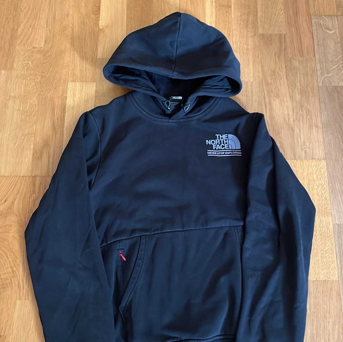 Svart hoodie från The North Face