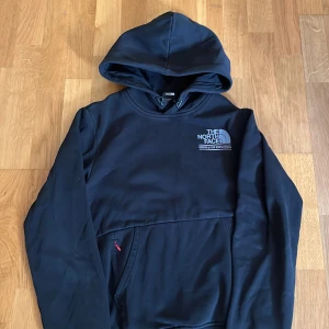 Svart hoodie från The North Face - Säljer en svart hoodie från The North Face. Perfekt för en avslappnad stil. Köpt för 800kr, skick 8/10 väldigt skönt material( pris kan diskuteras)