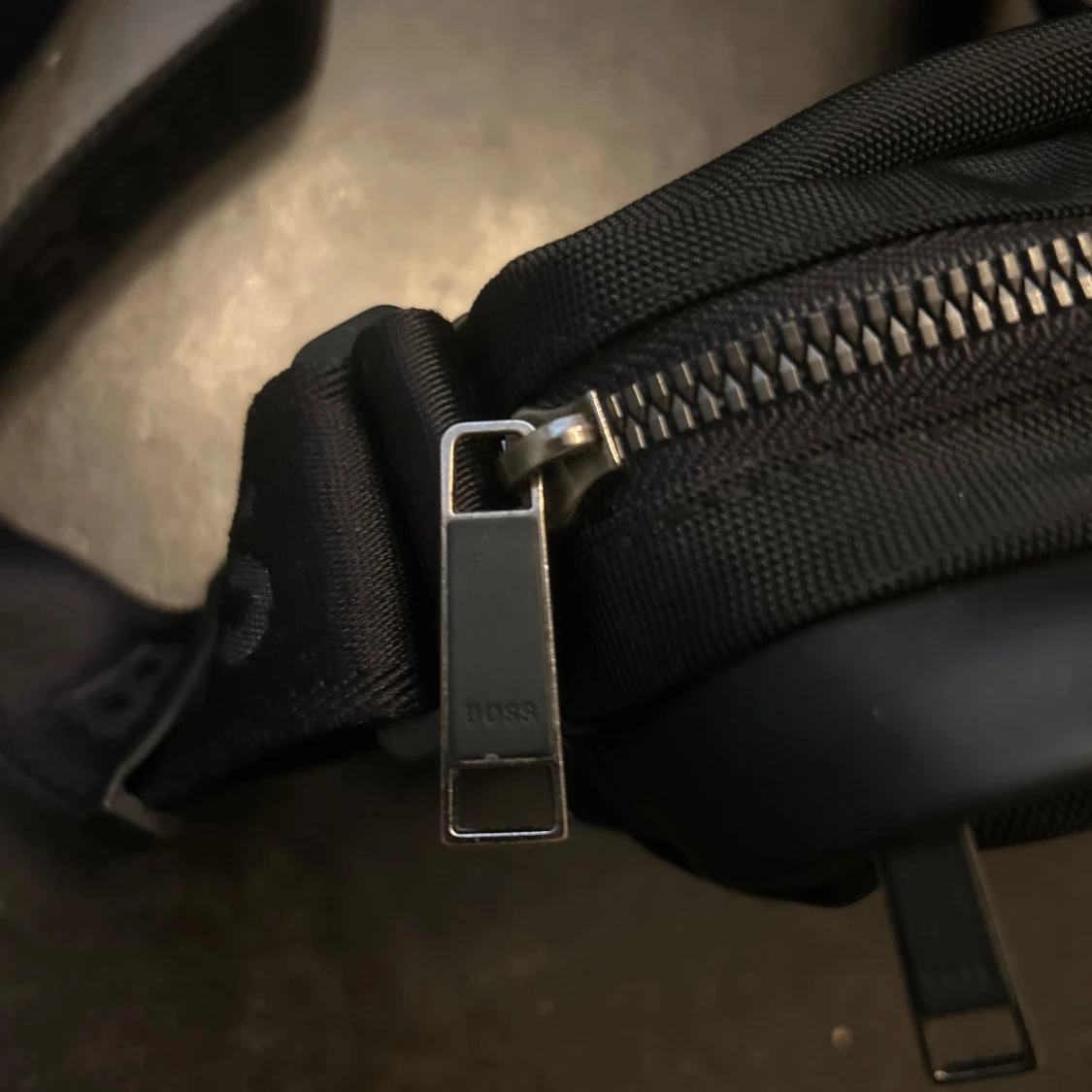 Svart axelväska från BOSS - 2