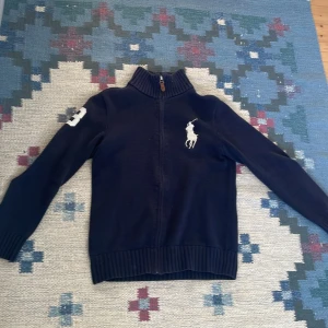 Big pony ralph lauren cardigan - Säljer denna snygga cardigan i storlek S, höt av dig om du har frågor.