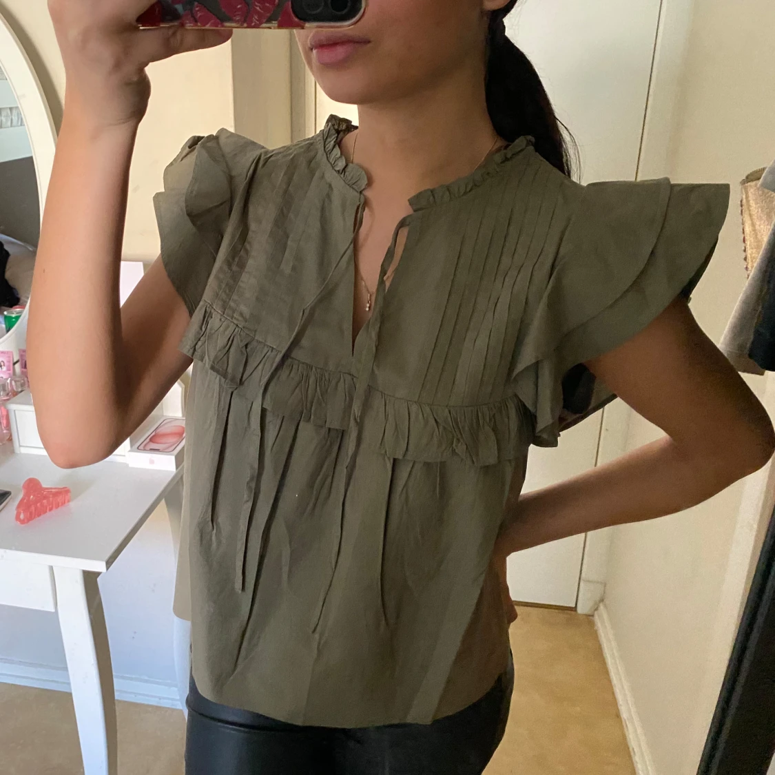 Olivgrön blus med volangdetaljer - 1