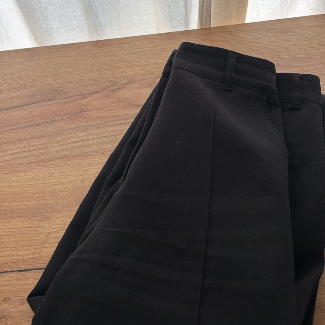 Svarta kostymbyxor med pressveck från madlady  - 2