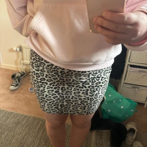 Leopardmönstrad kjol från Amisu - Säljer en leopardmönstrad kjol från Amisu. Kjolen är kort och har en figurnära passform med leopardprint. 
