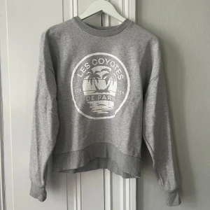 Grå sweatshirt från Les Coyotes de Paris - Säljer denna superfina tröja från Les Coyotes de Paris.