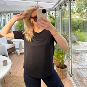 Svart t-shirt  - Enkel svart T-shirt, köpt på lager 157 som inte används, superskönt material 🖤 storlek S