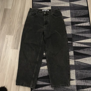 Tvättade svarta jeansbyxor från Big Boy - Säljer ett par grå jeansbyxor från Big Boy med en loose passform. Byxorna har en klassisk femficksdesign och en broderad logga på den lilla fickan. Perfekta för en avslappnad stil. Säljer dem eftersom jag inte använder dem längre.