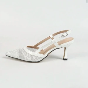 Vita spetsiga pumps med spetsdetaljer - SÖKER!! Söker dessa klackar som jag tror är ifrån shein. Skicka om ni har dessa eller har ett par liknande