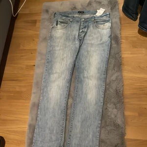 Ljusblå jeans från Armani - Snygga ljusblå jeans från Armani. Riktigt najs till sommaren 
