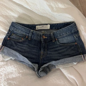 Lågmidjade jeansshorts - Jättesnygga lågmidjade jeansshorts❤️‍🔥❤️‍🔥❤️‍🔥 Vintage i fint skick, står storlek 27 midja så skulle säga som en storlek S