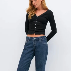 NYA ultra low wide Gina jeans! - Slutsålda på hemsidan, supersköna och helt nya! Strl 32 men säljer då de var lite stora på mig så passar nog 34/36 bra. 